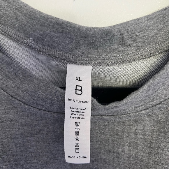 Edgy & Cozy Light Grey Skull Patch Sweatshirt - Size XL - Picture 4 of 7